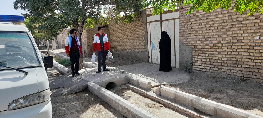 توزیع بسته های کمک معیشتی توسط هلال احمر سیرجان