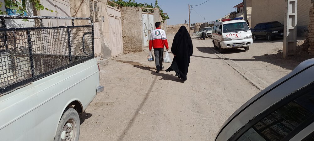 توزیع بسته های کمک معیشتی توسط هلال احمر سیرجان