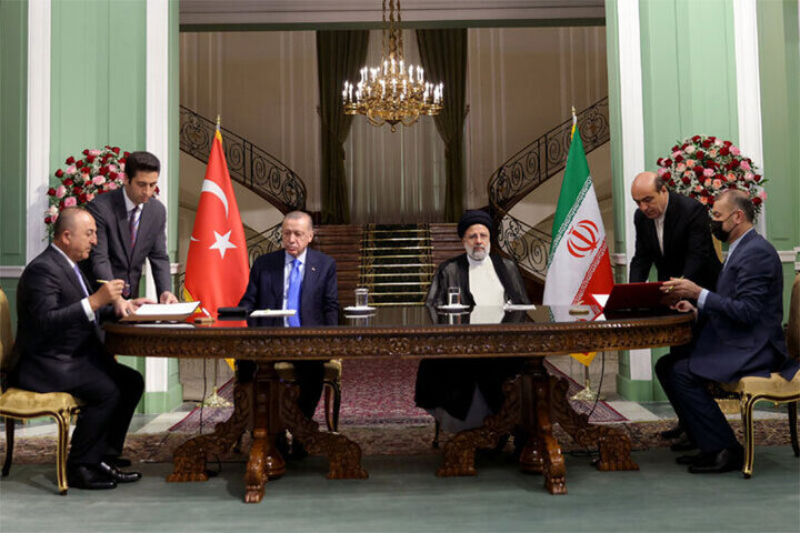 ببینید | رییسی و اردوغان نظاره‌گر امضای ۸ سند و تفاهمنامه