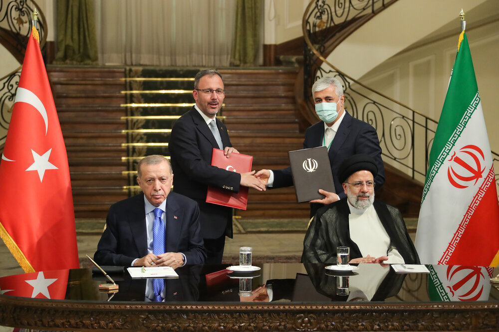 ایران و ترکیه هشت سند و یادداشت تفاهم همکاری امضا کردند

