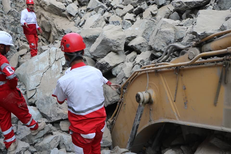 نجات کارگر معدن در ارزوئیه توسط هلال احمر
