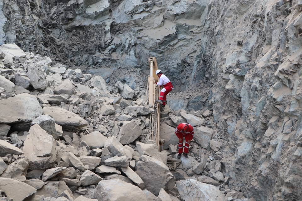 نجات کارگر معدن در ارزوئیه توسط هلال احمر

