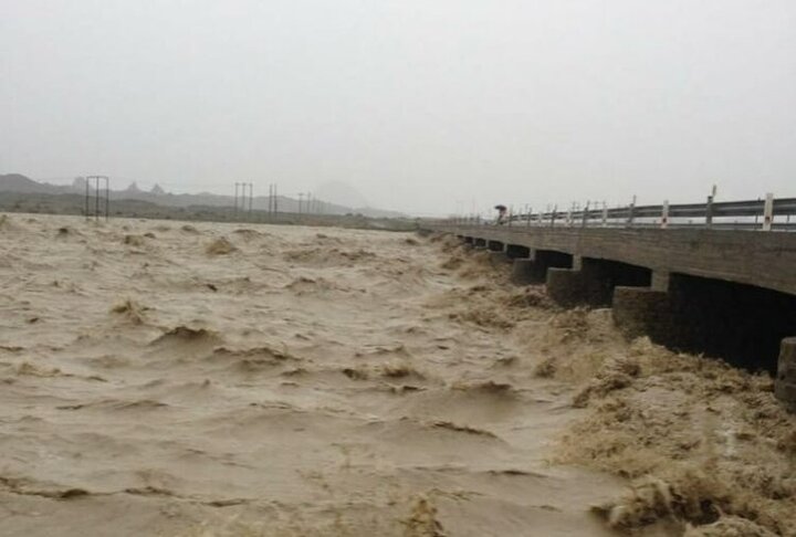 بارندگی و طغیان رودخانه، محور رمشک در قلعه گنج را مسدود کرد