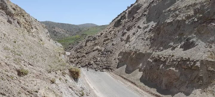 ریزش کوه موجب مسدود شدن دو راه روستایی در رفسنجان و زرند شد