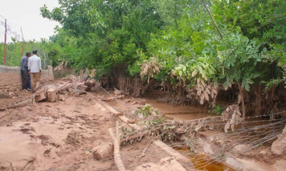 نجات ۶ خانواده گرفتار در سیلاب زرند