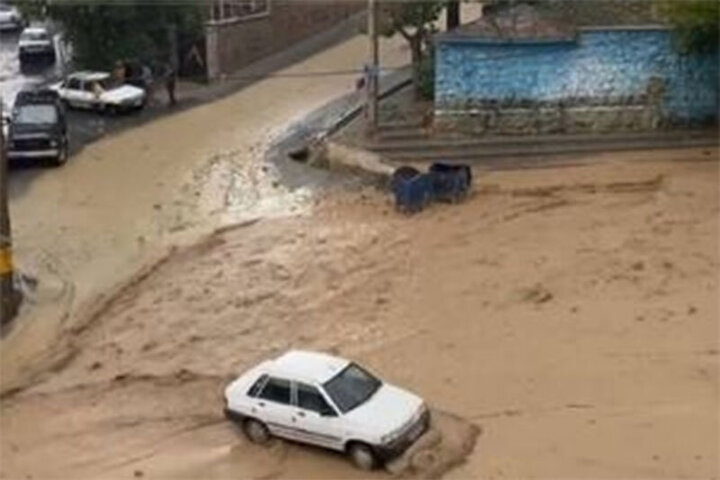 ببینید | عصر امروز؛ سیلاب وحشتناک در خیابان شریعتی رودهن و بردن خودروها