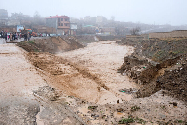 محورهای منتهی به شهرستان انار در اثر سیلاب مسدود می باشد