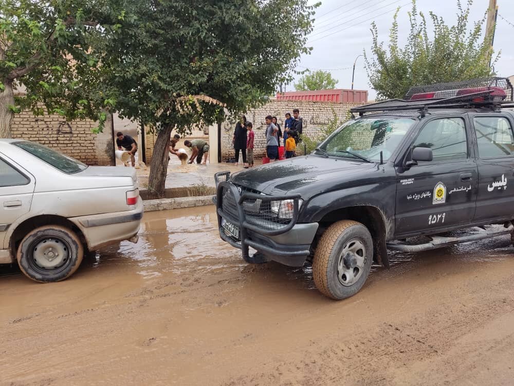 تخریب و آبگرفتگی منازل مسکونی بخش زیدآباد سیرجان و اسکان مردم در مساجد /تمامی مسئولین و نیروهای دولتی و مردمی در حال خدمت رسانی می باشند