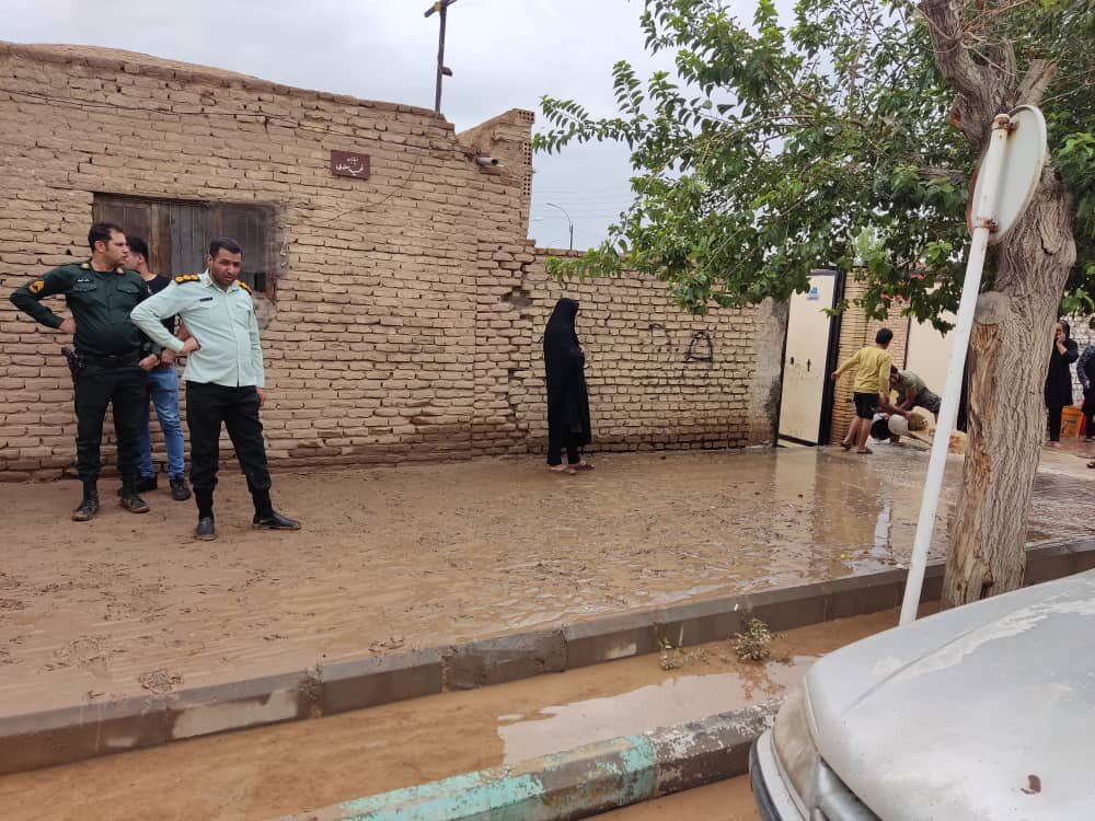 تخریب و آبگرفتگی منازل مسکونی بخش زیدآباد سیرجان و اسکان مردم در مساجد /تمامی مسئولین و نیروهای دولتی و مردمی در حال خدمت رسانی می باشند