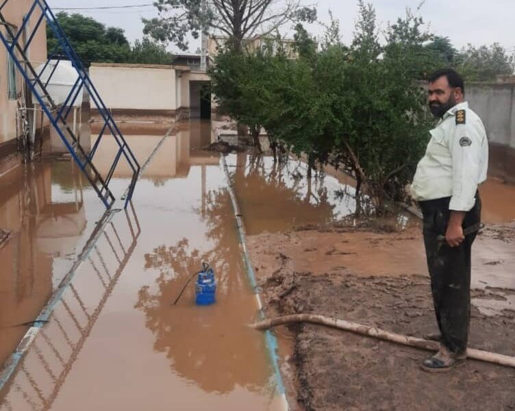 تخریب و آبگرفتگی منازل مسکونی بخش زیدآباد سیرجان و اسکان مردم در مساجد /تمامی مسئولین و نیروهای دولتی و مردمی در حال خدمت رسانی می باشند