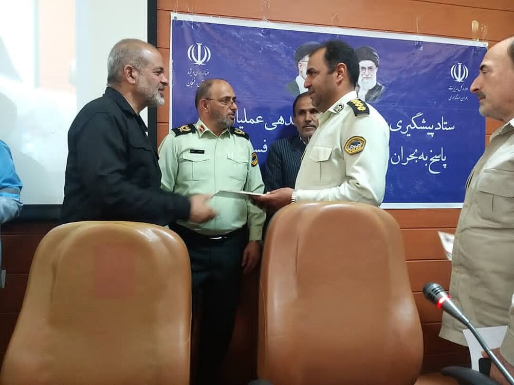 تجلیل وزیر کشور از فرمانده و دو تن از کارکنان نیروی انتظامی شهرستان انار  