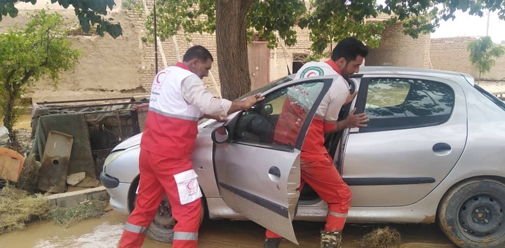 رهاسازی بیش از ۴۰۰ خودروی گرفتار در سیل کرمان توسط نیروهای هلال احمر