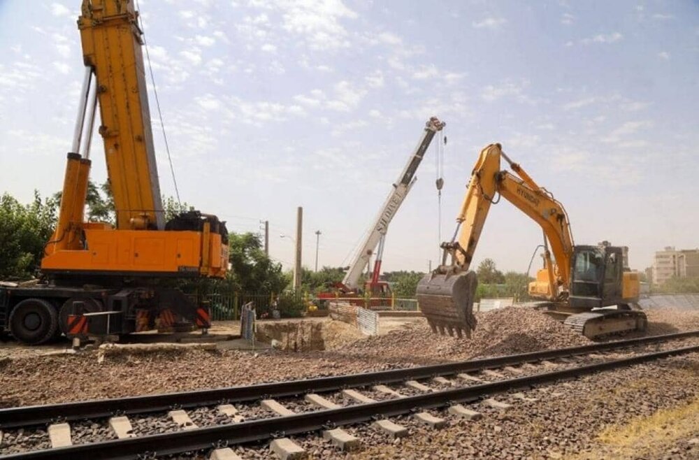 اجرای عملیات ریل برداری و شاسی گذاری حریم راه آهن تهران-اهواز
