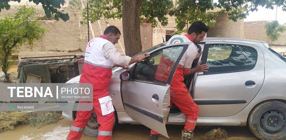رهاسازی بیش از ۴۰۰ خودروی گرفتار در سیل کرمان توسط نیروهای هلال احمر