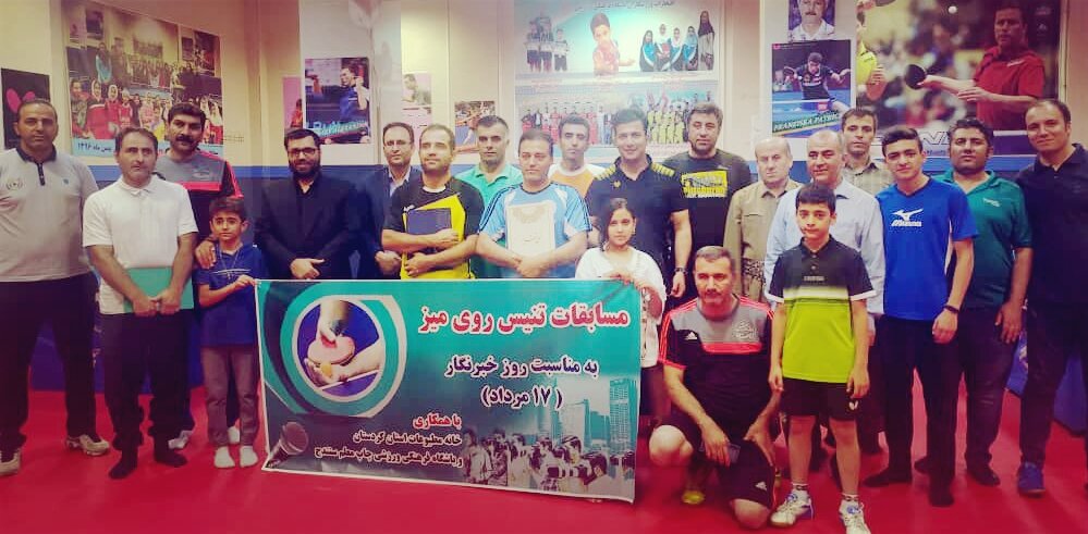 خبرنگاران کردستانی راکت به دست به استقبال روز خبرنگار رفتند 