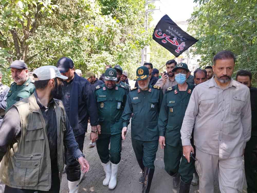 بازدید فرمانده کل سپاه از روستای سیل زده مزداران