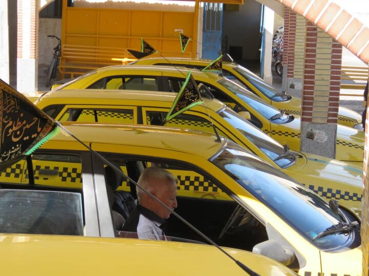 تاکسی‌ های شهری سیرجان به پرچم مشکی مزین شدند