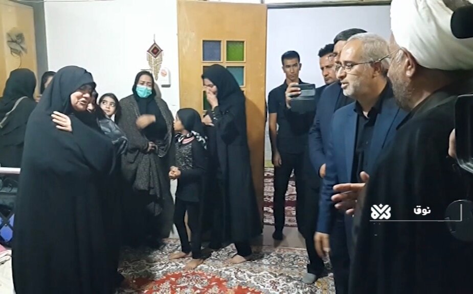 دیدار استاندار کرمان با خانواده های داغدار واقعه ناگوار رفسنجان