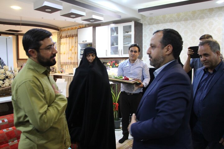 دیدار وزیر امور اقتصادی و دارایی با خانواده شهید الله دادی در سیرجان