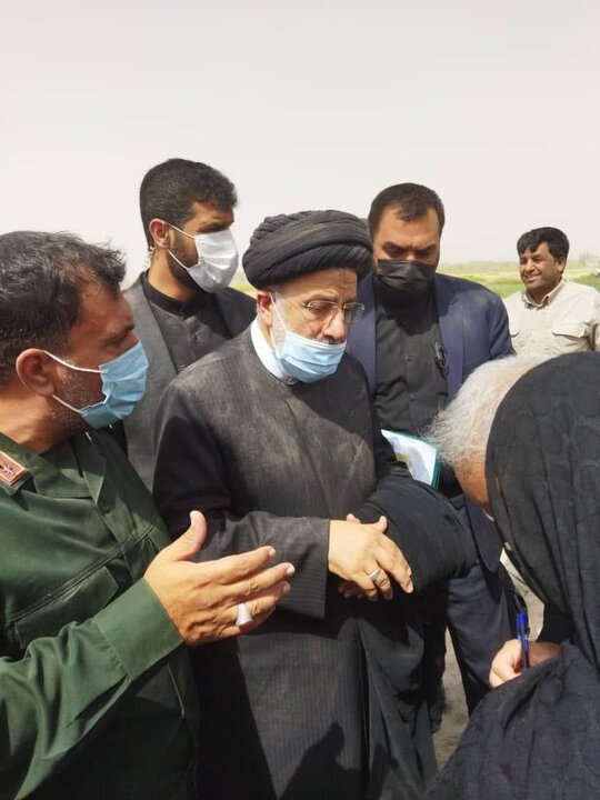 حضور رئیس جمهور در شرایط طوفانی بین مردم جنوب کرمان