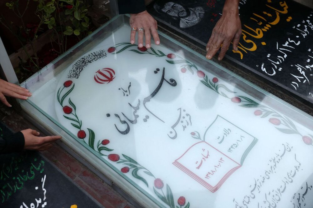 ادای احترام رئیس جمهور به مقام "شهید حاج قاسم سلیمانی"