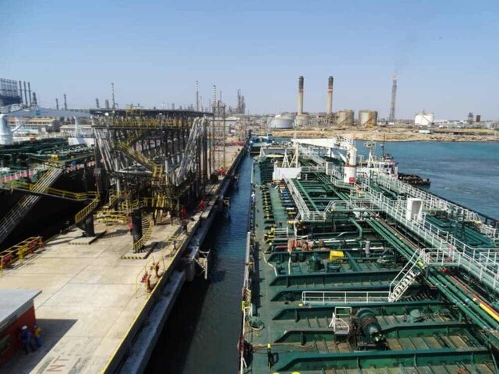 آغاز انتقال نفت توقیف شده در یونان به یک نفتکش ایرانی