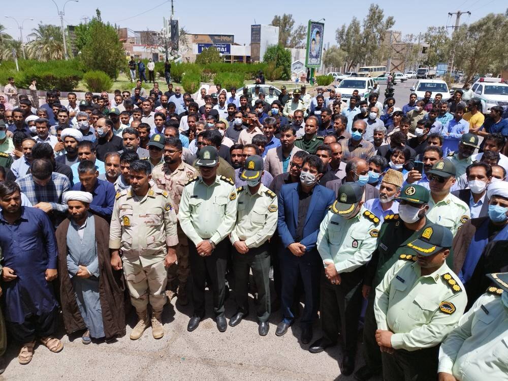 پیکر شهید مدافع امنیت، بر دستان مردم کهنوج تشییع شد