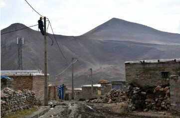 بهسازی شبکه برق ۳۶ روستای قروه به پایان رسید