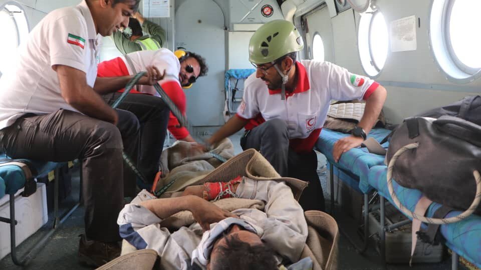 نجات جان فرد سقوط کرده از ارتفاعات کوه دیل شهرستان گچساران