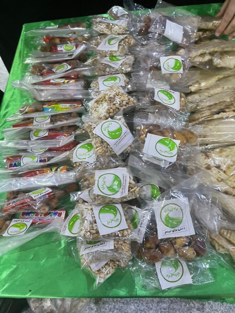 پذیرایی گروه جهادی راه بی پایان از زوار امام حسین (ع) در فرودگاه لامِرد