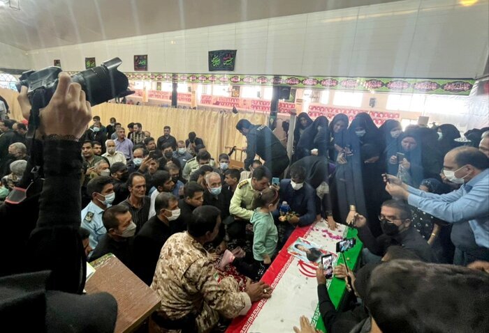 پیکر پاک شهید مدافع امنیت بر دستان مردم جیرفت تشییع شد