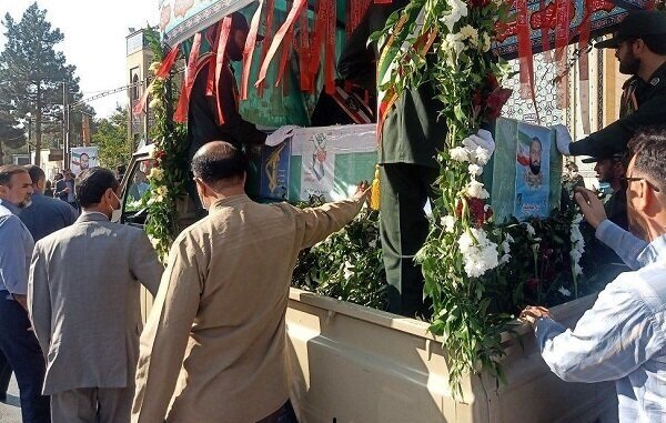 تشییع و تدفین پیکر مطهر شهید مدافع امنیت بر دستان مردم دیار کریمان