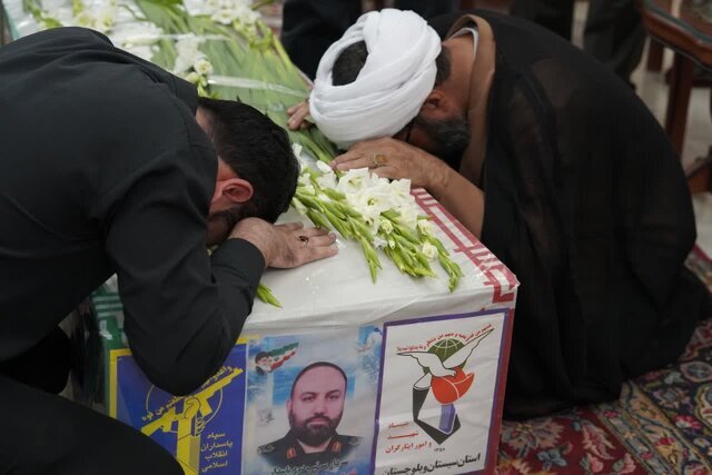 تشییع و تدفین پیکر مطهر شهید مدافع امنیت بر دستان مردم دیار کریمان