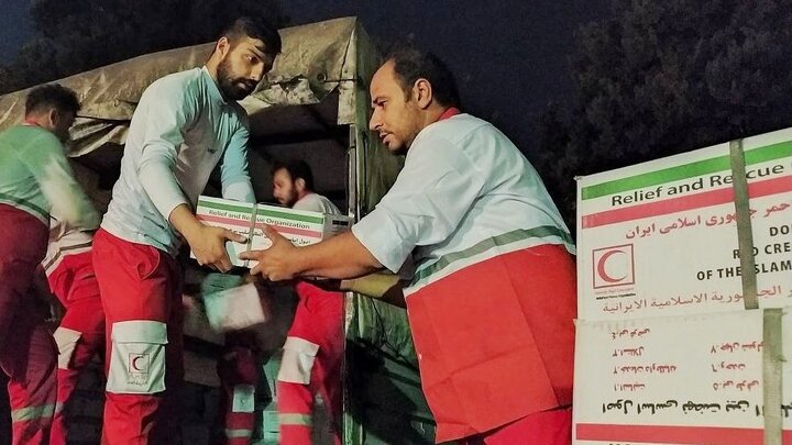 توزیع ۷ هزار بسته غذایی میان زلزله‌زدگان در خوی