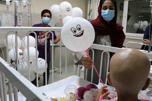 شیرینی لبخند به کام کودکان بیمارستان آنکولوژی امیر، در روز جهانی کودک