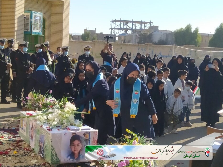 سیرجانی ها به استقبال دانش آموز شهیدشان رفتند