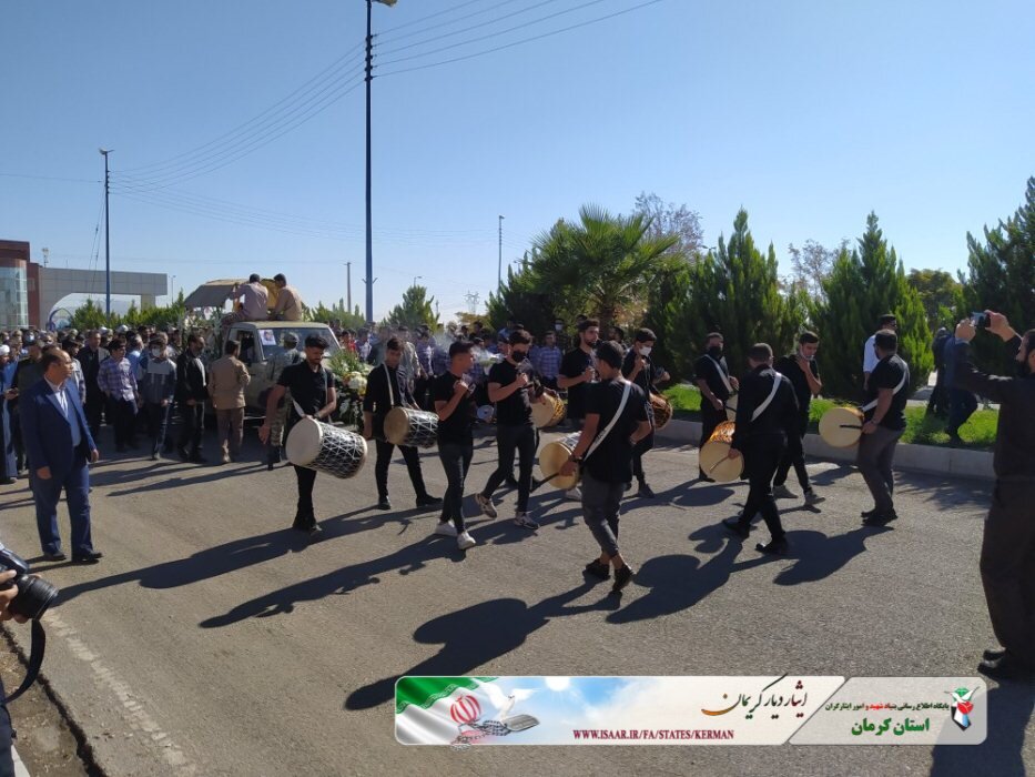 سیرجانی ها به استقبال دانش آموز شهیدشان رفتند 