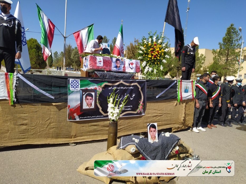 سیرجانی ها به استقبال دانش آموز شهیدشان رفتند