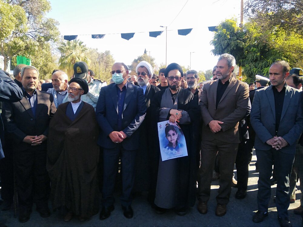 تشییع کوچک ترین شهید استان کرمان بر دستان مردم سیرجان