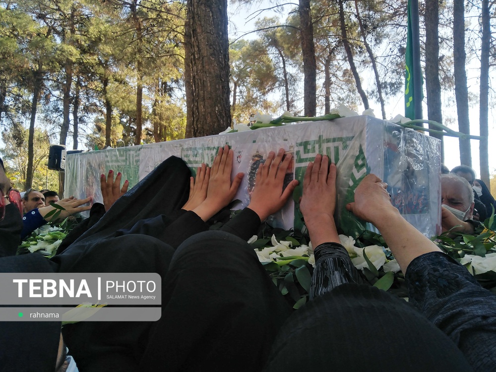 تشییع کوچک ترین شهید استان کرمان بر دستان مردم سیرجان