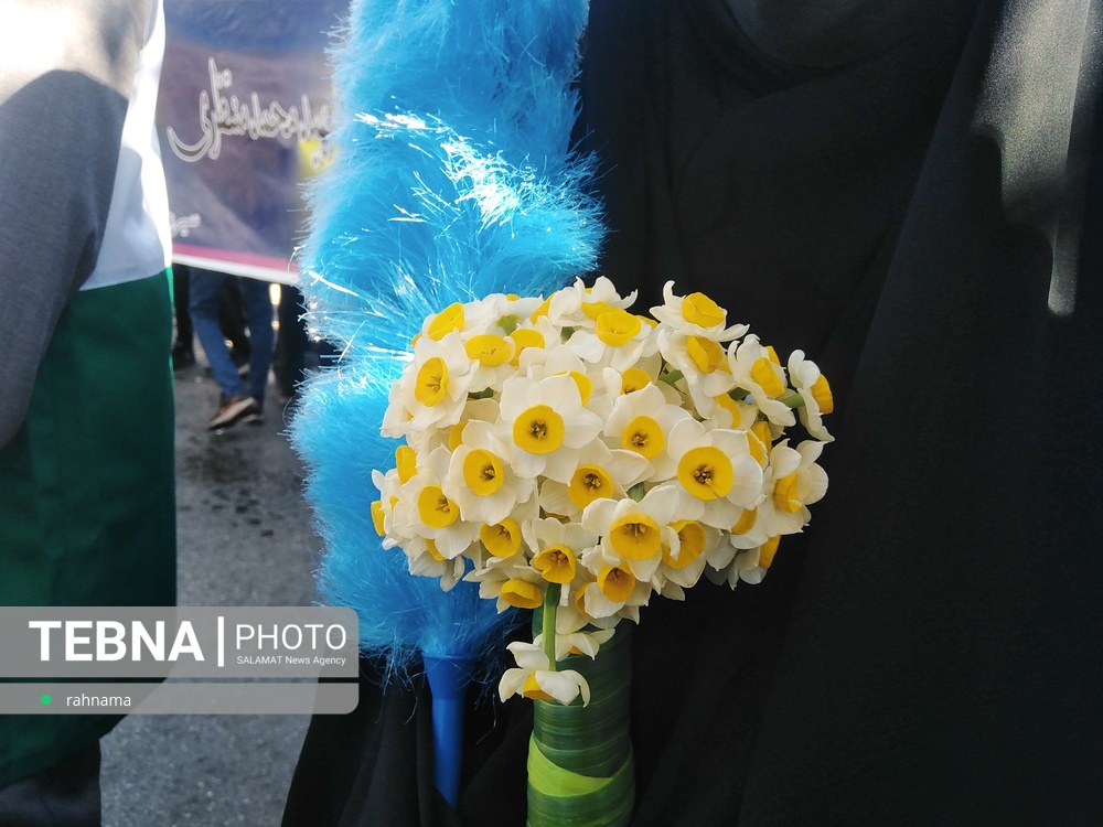 تشییع کوچک ترین شهید استان کرمان بر دستان مردم سیرجان