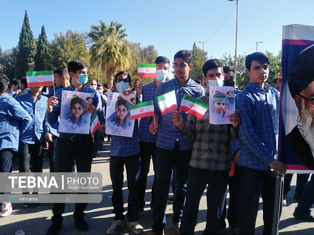 تشییع کوچک ترین شهید استان کرمان بر دستان مردم سیرجان