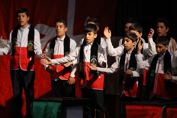 اجرای سرود سلام فرمانده توسط نوجوانان هلال احمر