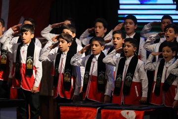 اجرای سرود سلام فرمانده توسط نوجوانان هلال احمر