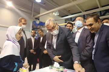 بازدید وزیر بهداشت از سیزدهمین نمایشگاه فناوری نانو