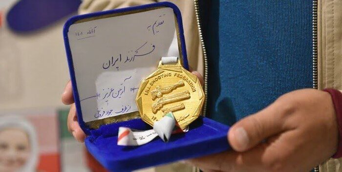 جواد فروغی مدال طلایش را به آرتین هدیه داد