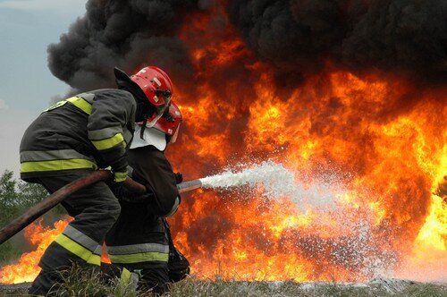 آتش‌سوزی در کارخانه تولید روغن خودرو/سه نفر به مراکز درمانی منتقل شد