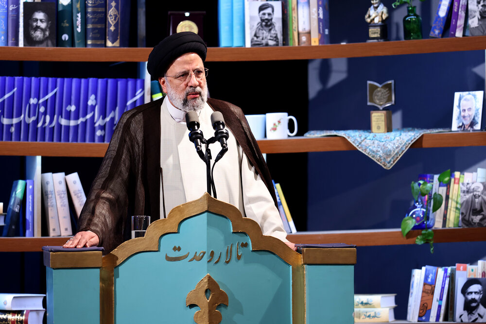 کتابخوانی نسل جوان را در برابر ترویج شبهات علمی و شهوت عملی دشمن مصون خواهد کرد