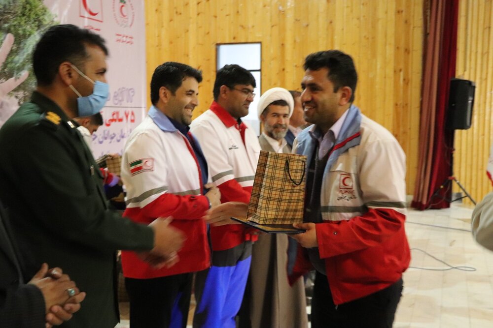 از برترین های سازمان جوانان جمعیت هلال احمر استان کرمان تجلیل شد