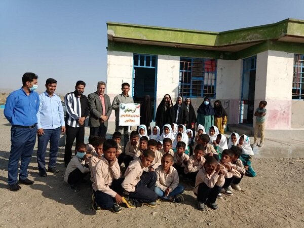 اهدای لوازم التحریر به دانش آموزان توسط بسیج دانشجویی کهنوج